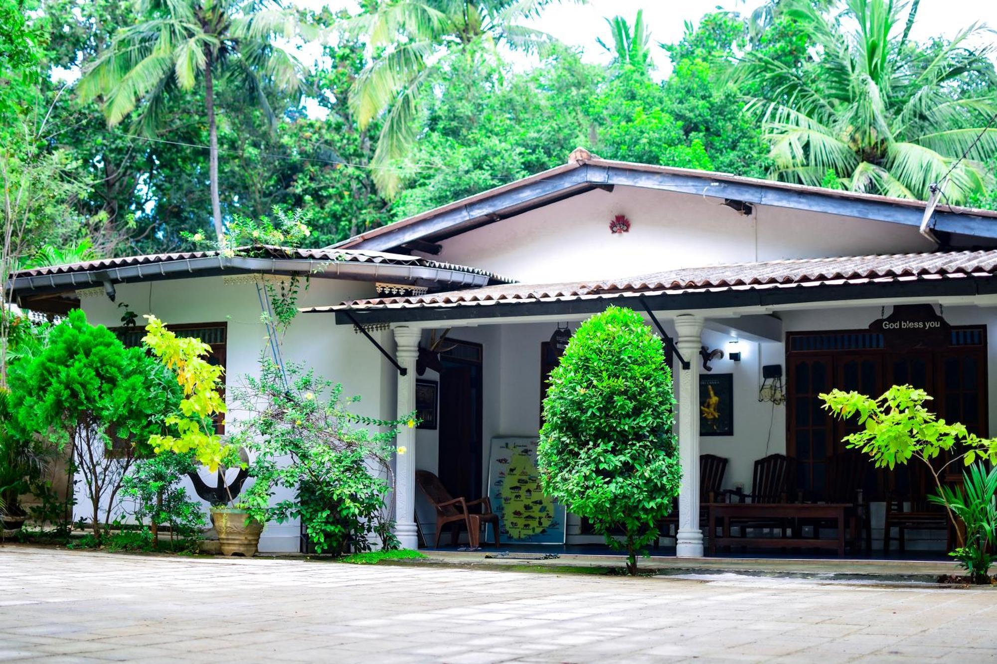 Tourist Holiday Inn Dambulla Exterior photo